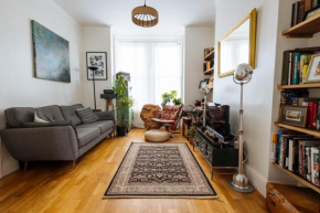 Unique private apartment w/ Easy access to Central London